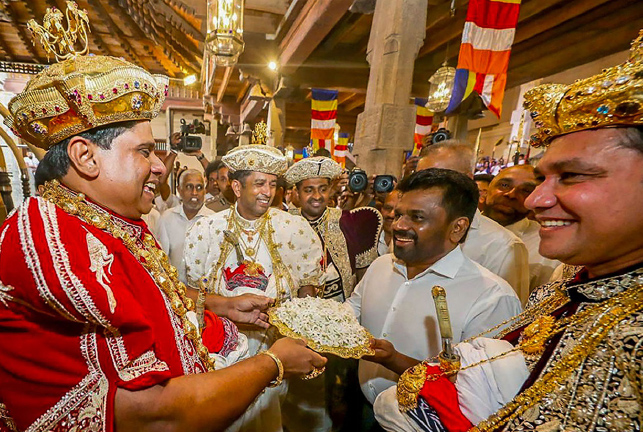  ദിസ്സനായകെ കാൻഡി ബുദ്ധക്ഷേത്രം സന്ദർശിച്ചപ്പോൾ 